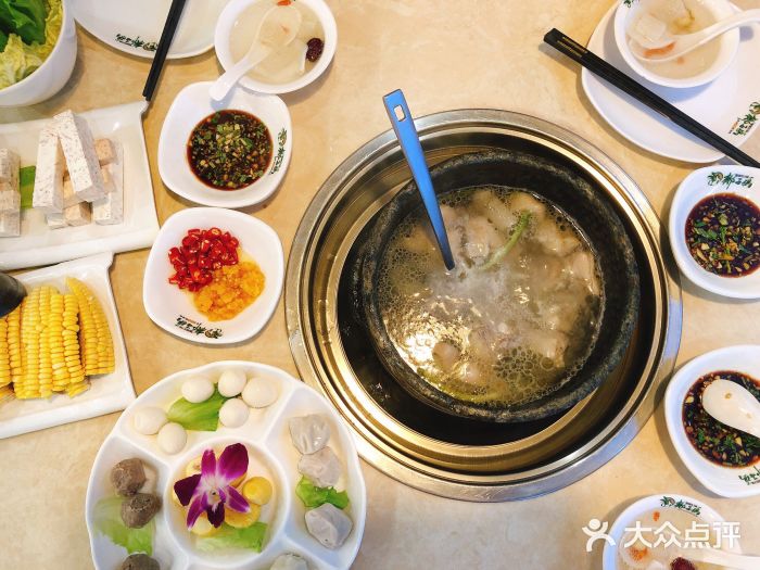 墨脱石锅椰子鸡•糟粕醋•东山羊(大东海店)墨脱石锅椰子鸡图片