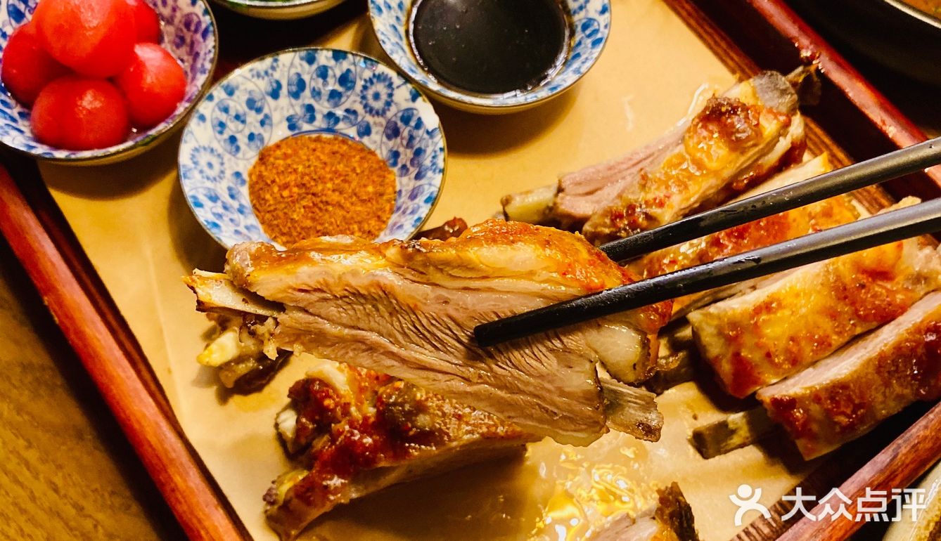 他们家的灯饰就其实就很有那种异域风情了～整个环境就在