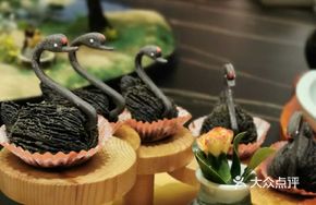 Durian Swan Pastry
