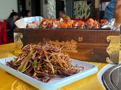茶树菇炒牛柳-东方之猪四更烤乳猪(金垦总店)