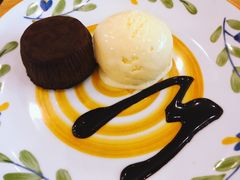 巧克力熔岩蛋糕配香草冰激凌-萨莉亚意式餐厅(新邻天地店)