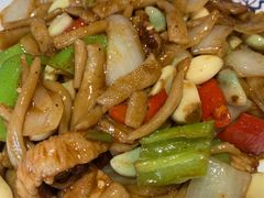 黑猪肉腊八蒜炒莜面鱼-王村姑老土炕莜面村(桥东店)