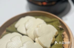Sour Cabbage and Pork in Lotus Leaf Buns