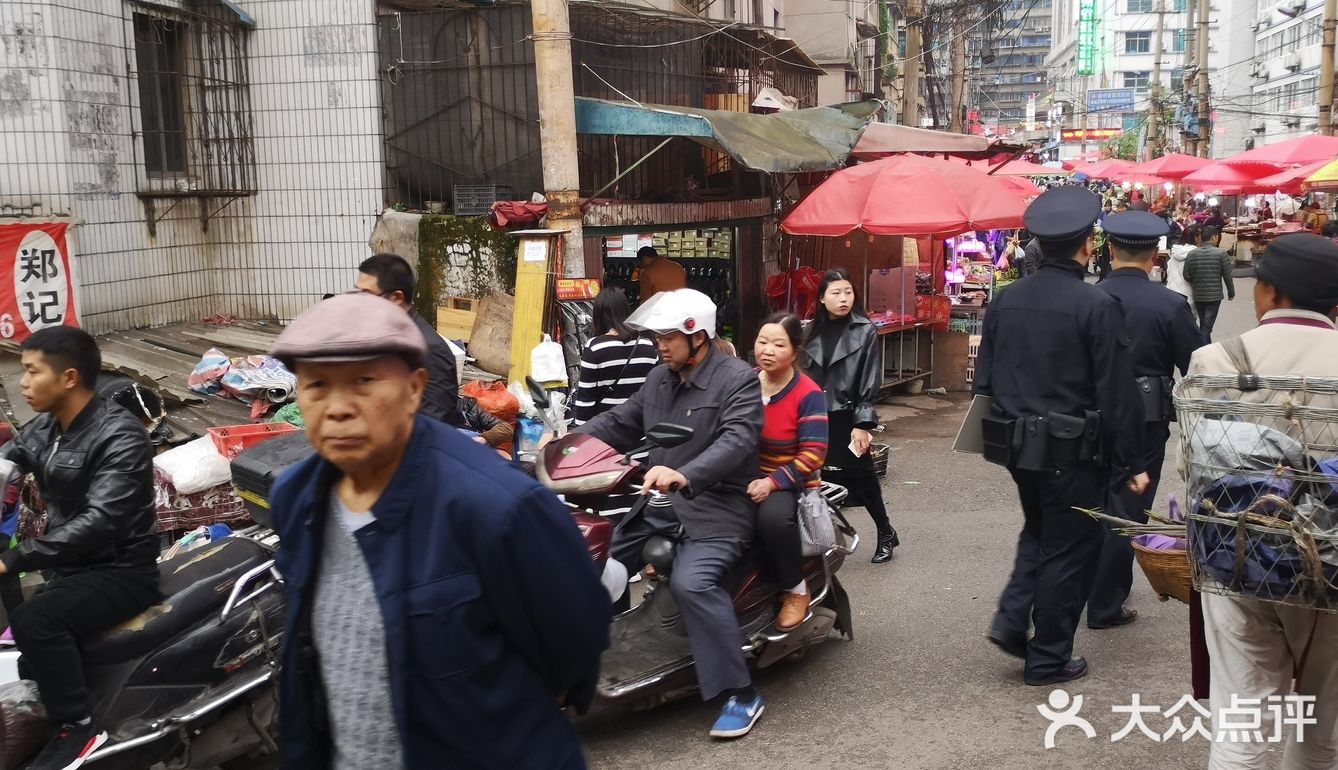 贵阳的街道有的时候会让我想起尖沙咀后面儿的庙街