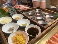 -围炉肉舍•炭烤活鳗•丹东海鲜烤肉(步行街店)