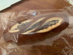 红豆碱水面包-天井·丑面包搭咖啡