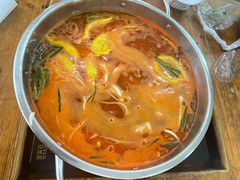-苗伯妈酸汤火锅