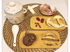 松茸、黑虎掌菌、美味牛肝菌炖乳-野到家·松茸鸡汤松茸饺(龙津中路店)