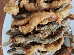 炸小鱼-黄利砖万峰林布依特色酸笋牛肉馆