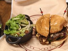 -BOURBON 玻本美式餐厅酒吧(虹桥新天地店)