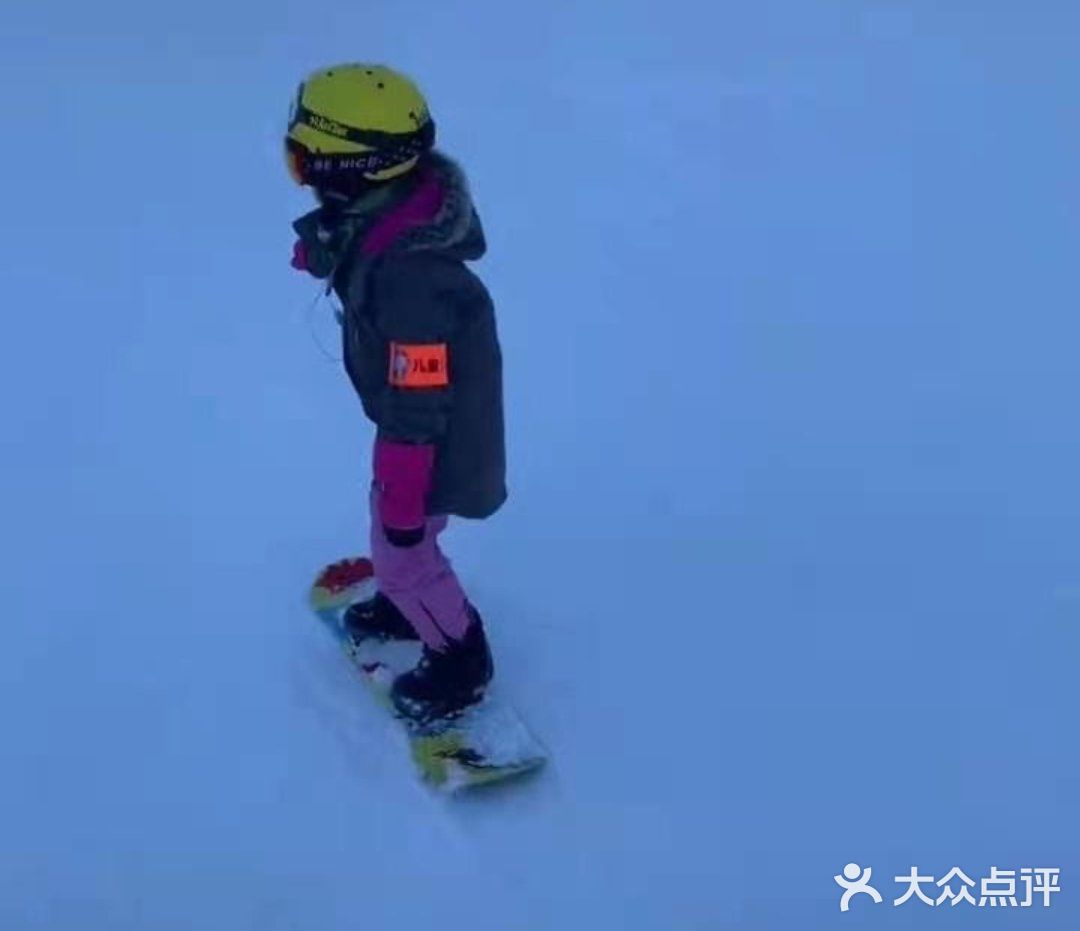 小小年纪，能力非凡，点赞滑雪少年