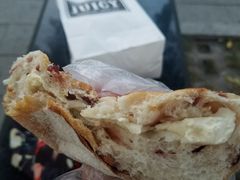 招牌三角芝士面包-Juicy Bakery(大学路店)