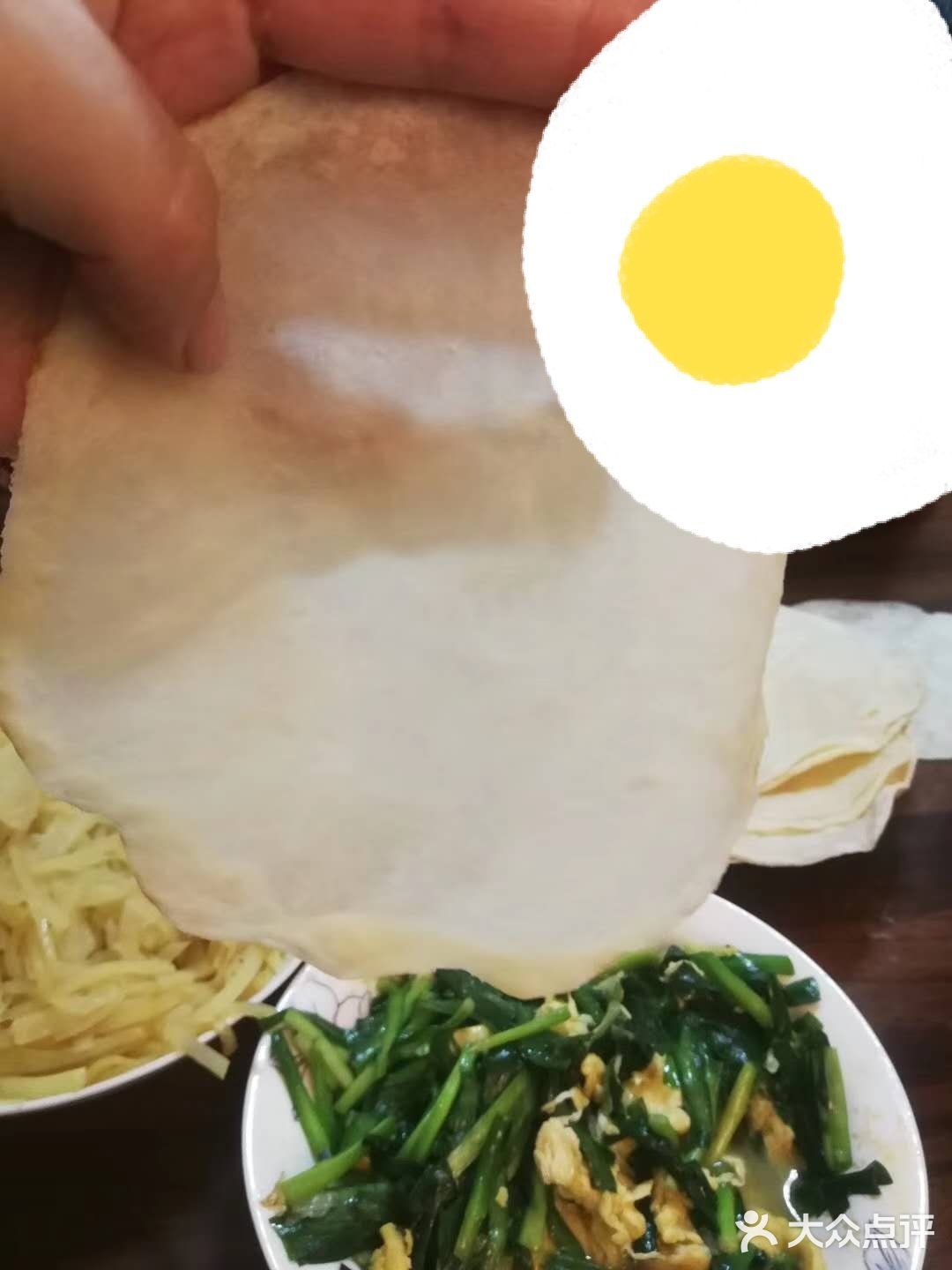 ️把面团团好  分出小块  擀成饼状