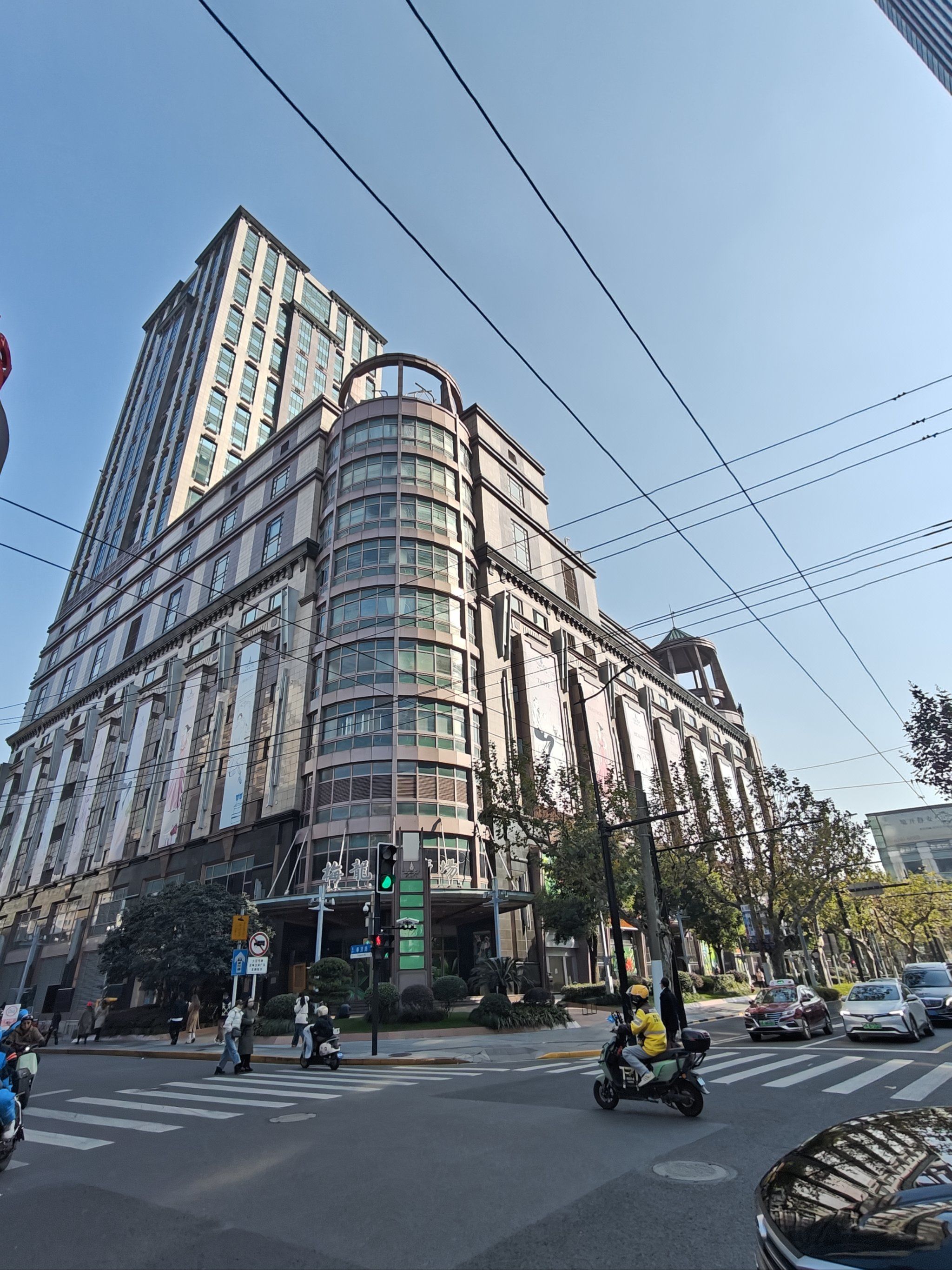 昨天中午的《梅陇镇广场》