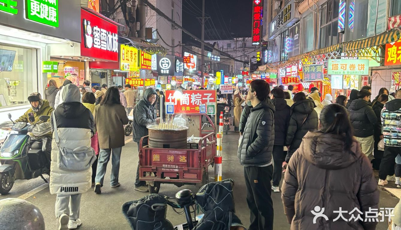 位于财大小吃街宝藏牛骨头店