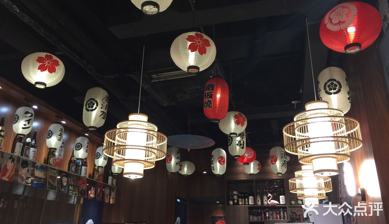 上杭路这条小街有很多种草的日料店、小吃店