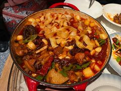 珐琅锅大盘鸡-阿里家·新疆烤肉酒場