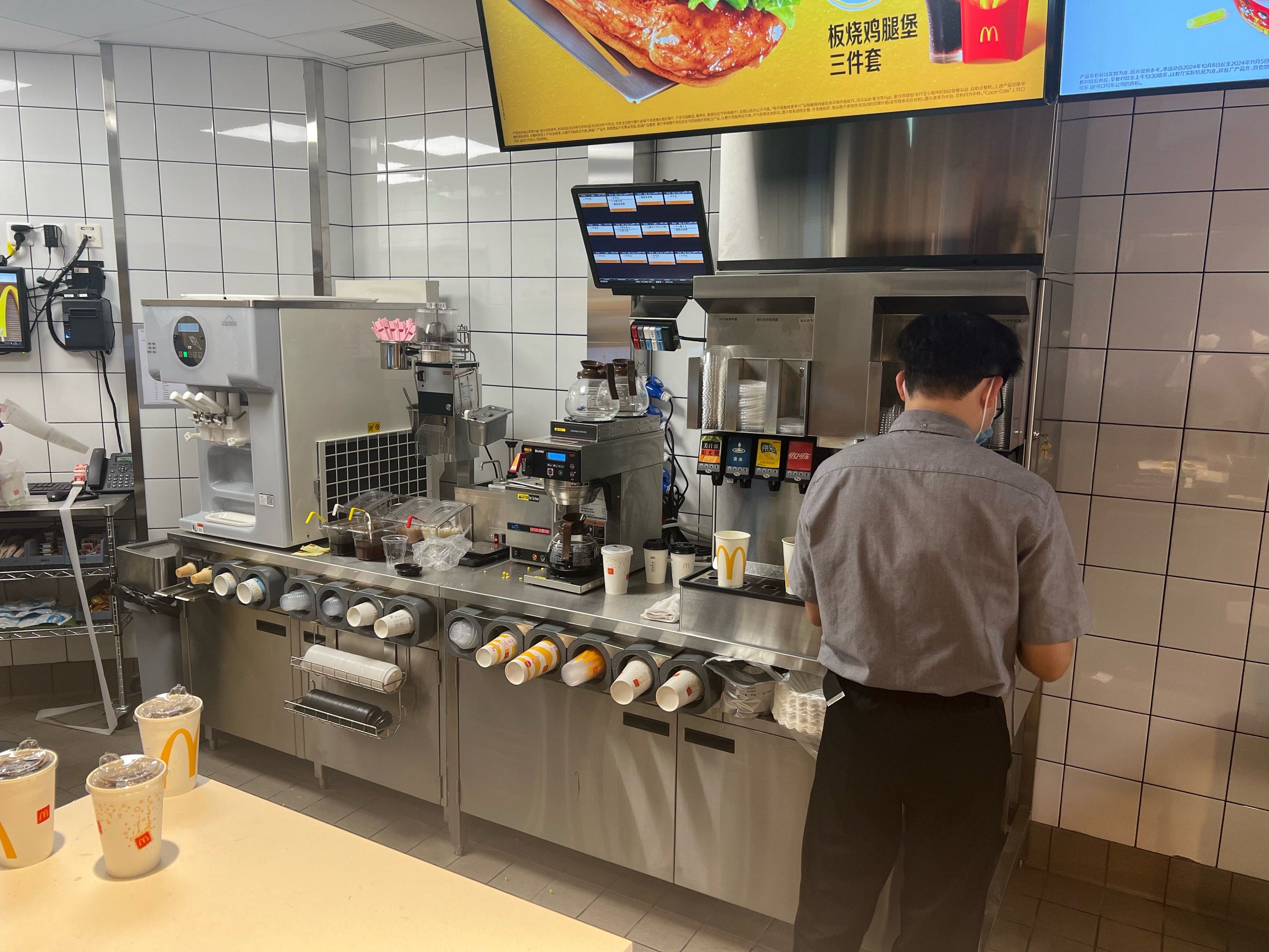 麦当劳新店开业抢福利!