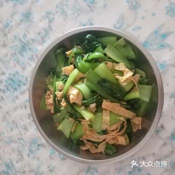 一道清爽可口的上海青炒豆筋