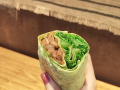 慢炖牛肉鲜蔬握不住大卷-星巴克(天津滨海国际机场1店)