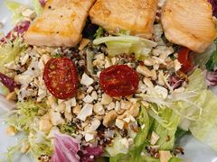 香烤三文鱼藜麦配坚果碎沙拉-魏斯理汉堡(西安沣东吾悦店)