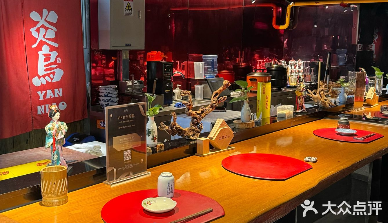 日式居酒屋的氛围，开放式的厨房。特别有氛围
