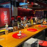 日式居酒屋的氛围，开放式的厨房。特别有氛围