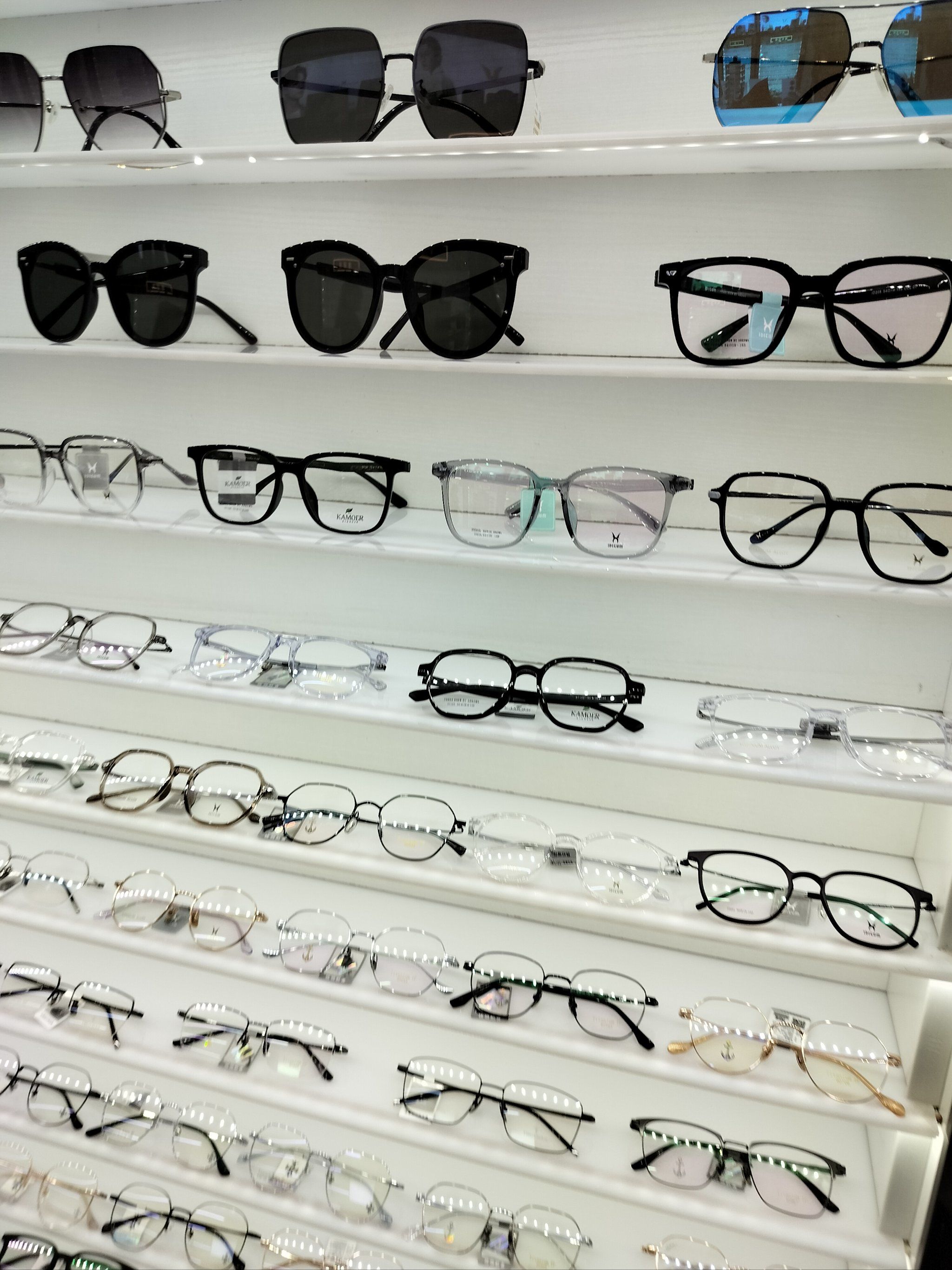 0元玩转这座城这家眼镜店别具一格,各类眼镜琳琅满目