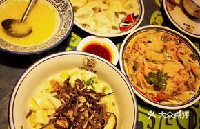 Sauce Meat Noodles with Oil-Poured Flavor