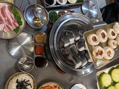 -围炉肉舍•炭烤活鳗•丹东海鲜烤肉(步行街店)