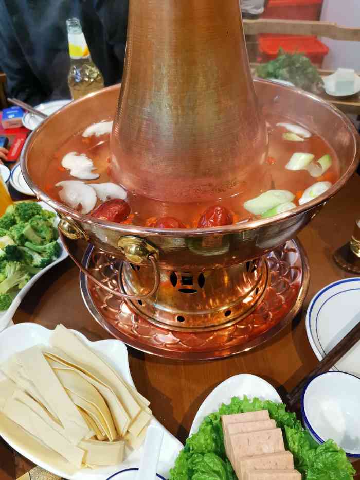 个人是很少吃京锅的,和朋友一起来的,清汤下入新鲜的肉片,牛肉