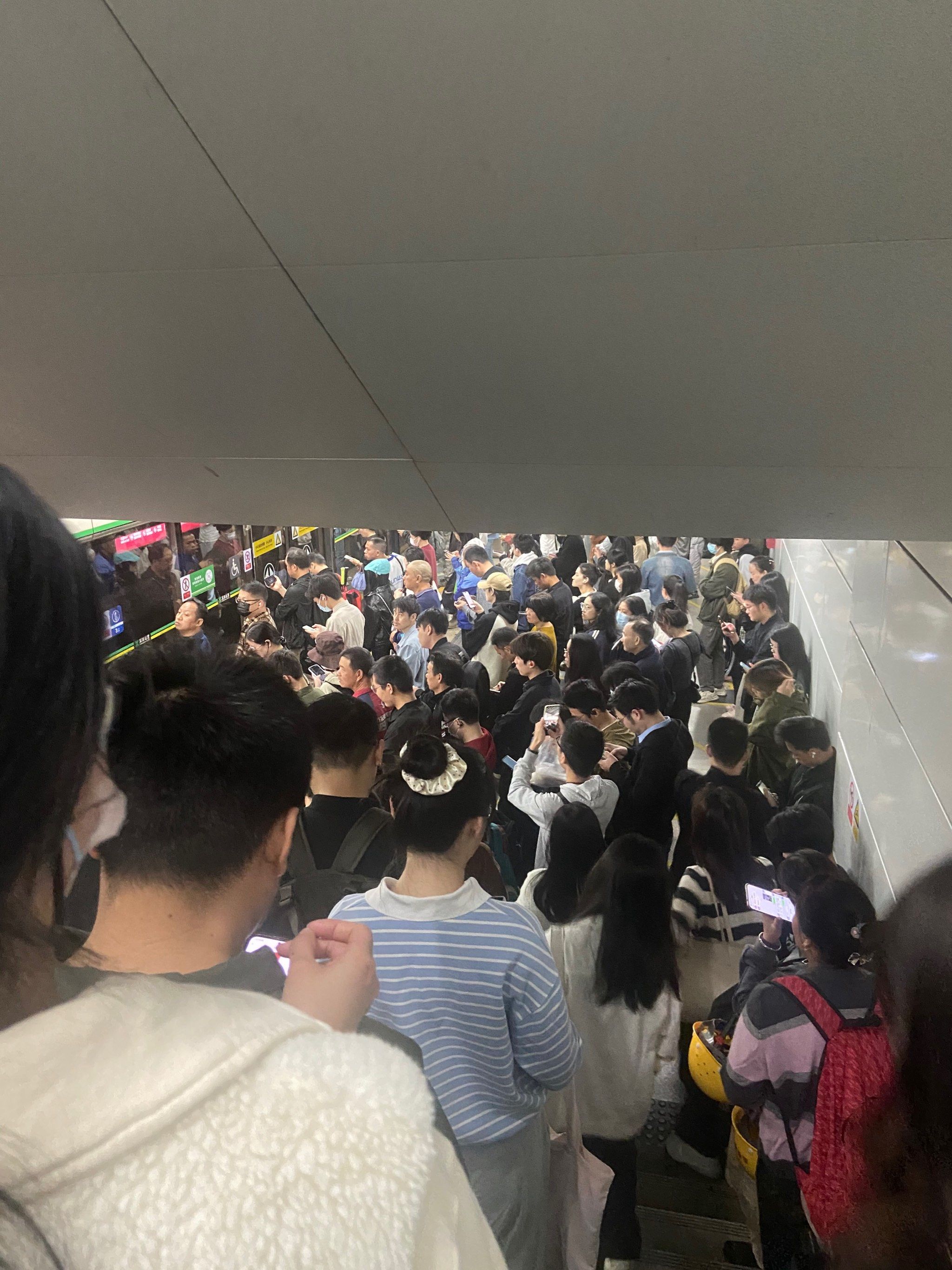 牛马人的生活从一早挤地铁开始
