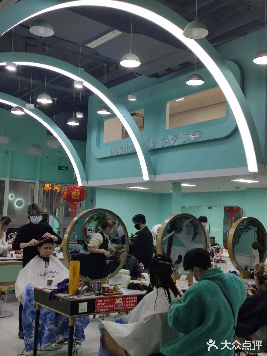 很有特点和记忆点的发型设计店