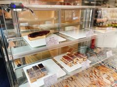 面包甜点陈列柜-老梦面包 CHEZMOREL(三源里店)