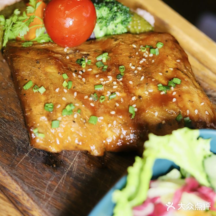 居然用宾利做装饰品?这家汽车餐厅真有料!