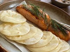 烟熏三文鱼配烤饺子皮和芥末籽酱-BOR Eatery(安福路店)