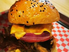 Viking经典牛肉汉堡-VIKING SALOON西部美式烟熏烤肉(和平路店)