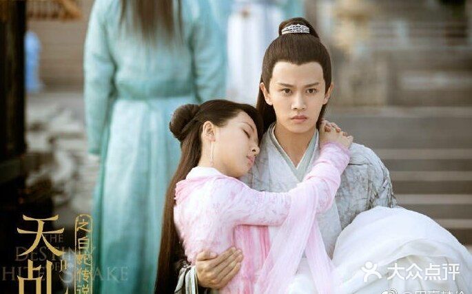 浪漫的雨中漫步，甜蜜的额头吻