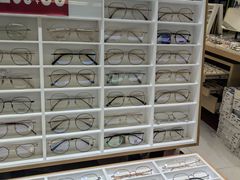 -美式眼镜·授权蔡司.依视路.尼康.豪雅.明月(人民广场店)