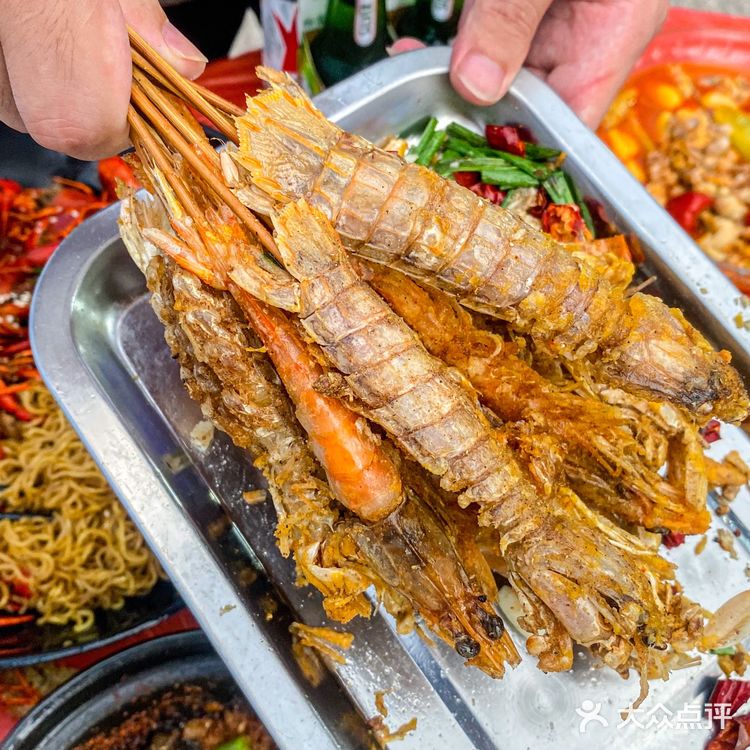 周围都是霓虹灯 氛围感十足