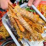 周围都是霓虹灯 氛围感十足