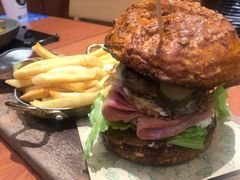 双蛋指椒牛肉汉堡-魏斯理汉堡(西安沣东吾悦店)