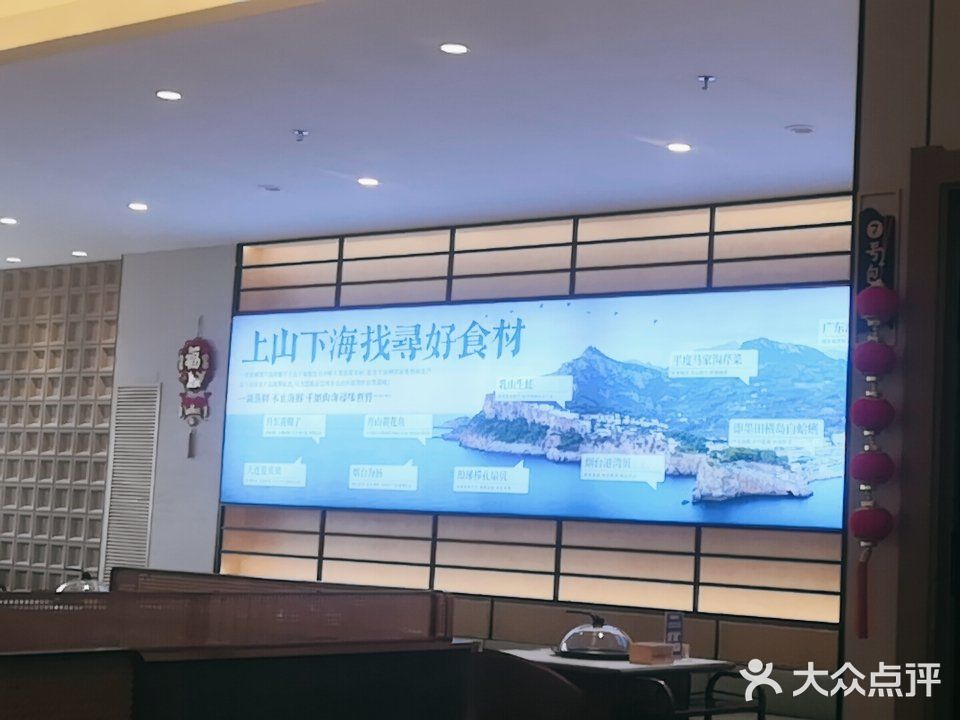 来青岛吃蒸汽海鲜必选一筐蛤蜊