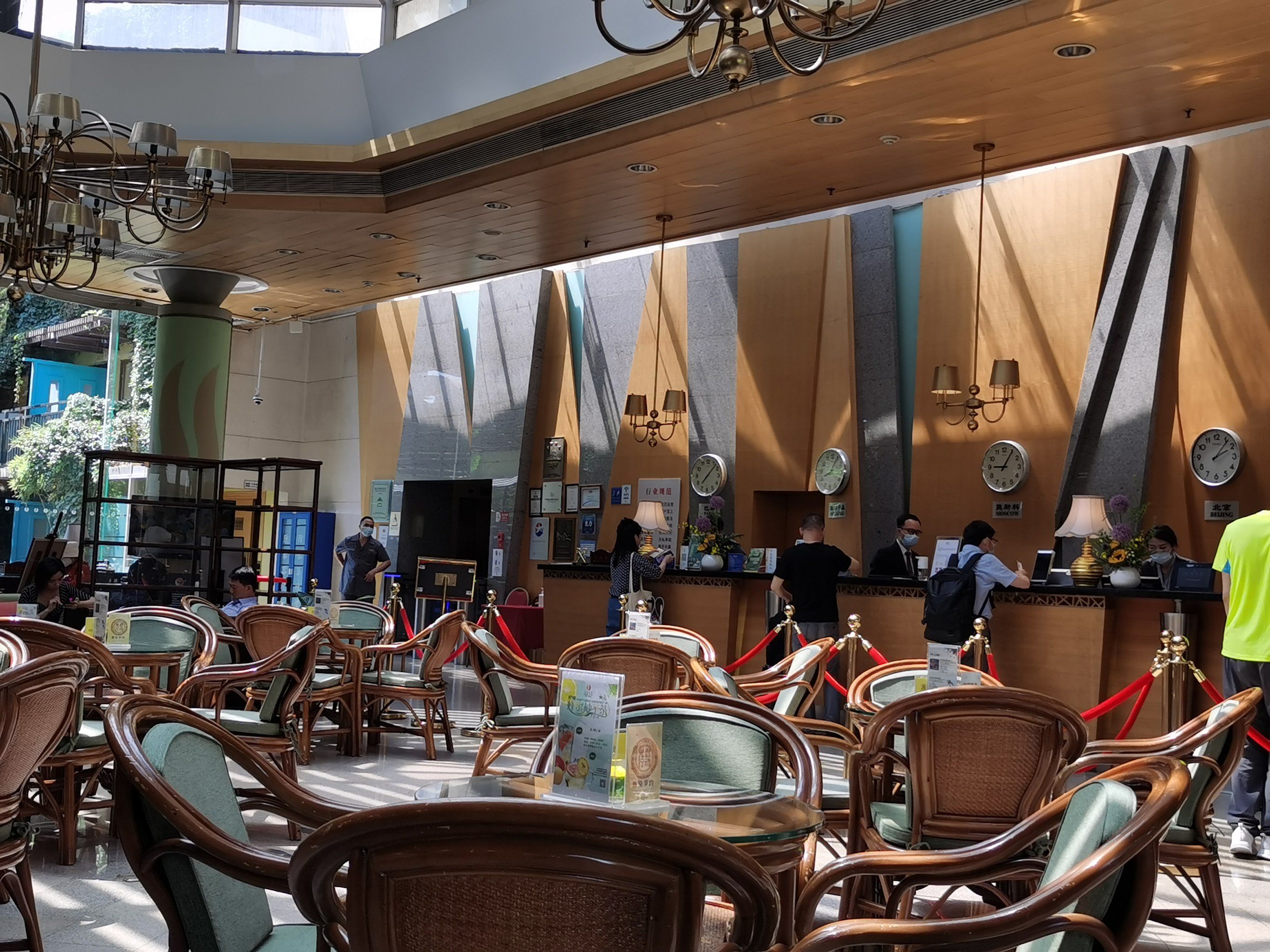 朋友小聚选择了北京建国饭店大堂吧,喝刚推