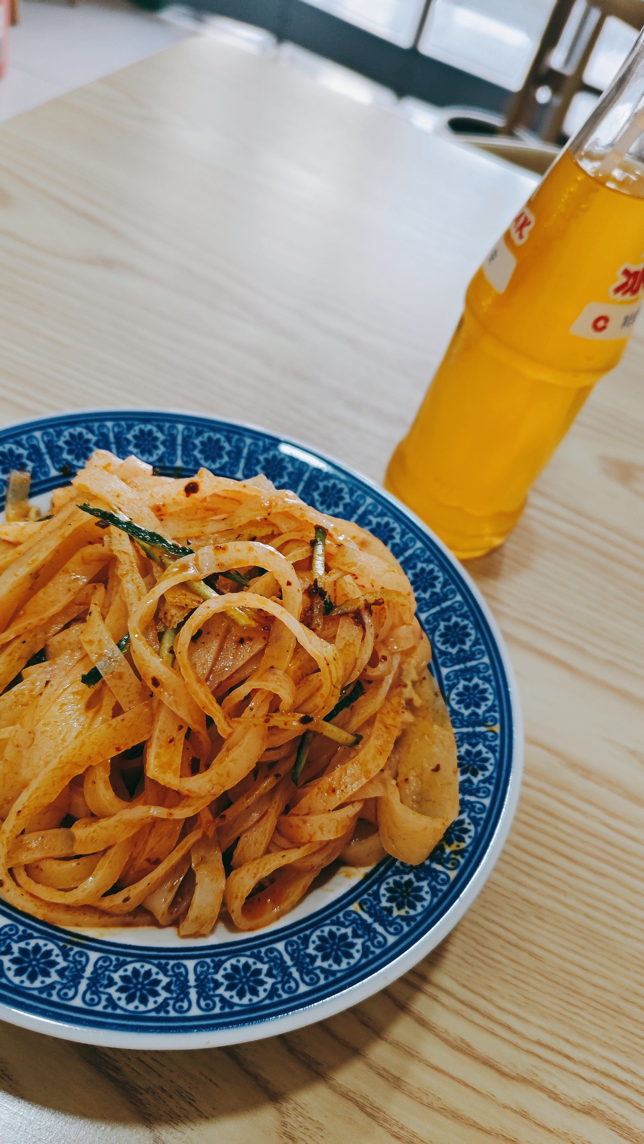 擀面皮肉夹馍配冰峰  香到人发疯