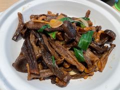 五花肉炒鹿茸菌-吕氏疙瘩汤·新鲁菜(潍坊银座店)