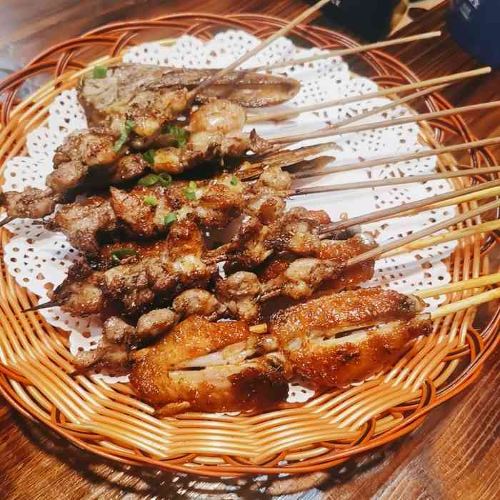 烧烤店晚上经常爆满的状态路过很多次了都没进去吃那天晚上去吃了一个