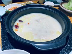 -洪氏嗨捞·广东猪肚鸡·椰子鸡火锅(西咸万象城店)
