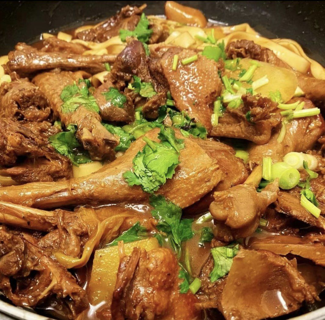 炖大鹅是一道特色美食,以下是其常见做法和