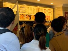 等位区-国际饭店·帆声西饼屋(黄河路店)